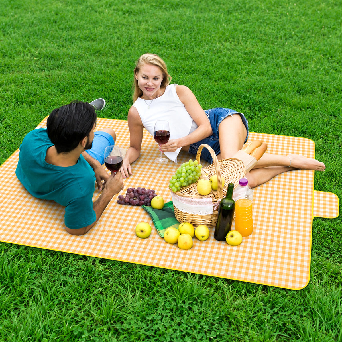Portable Outdoor Picnic Blanket, 59x79'' Large Beach Blanket, Sand Proof Foldable Non-Woven Picnic Mat, Thickened Checkered Outdoor Mat with Handle, Oversized Compact Suitable for Parks, Meadows, Camping, Hiking, Concerts(3 Colors, 150x200cm)