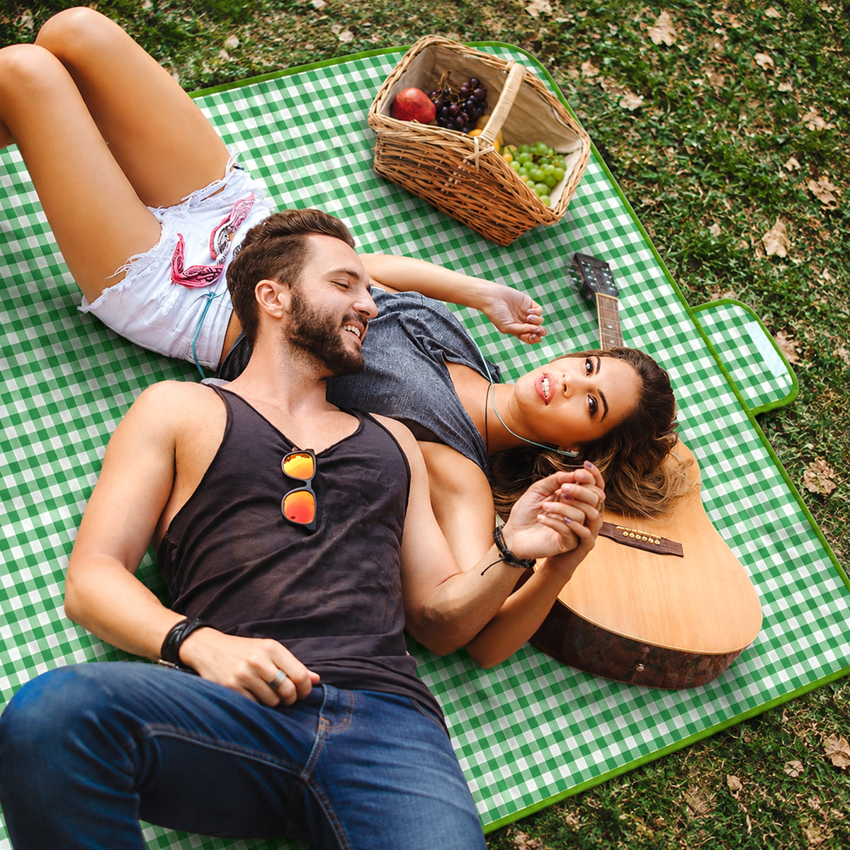 Portable Outdoor Picnic Blanket, 59x79'' Large Beach Blanket, Sand Proof Foldable Non-Woven Picnic Mat, Thickened Checkered Outdoor Mat with Handle, Oversized Compact Suitable for Parks, Meadows, Camping, Hiking, Concerts(3 Colors, 150x200cm)