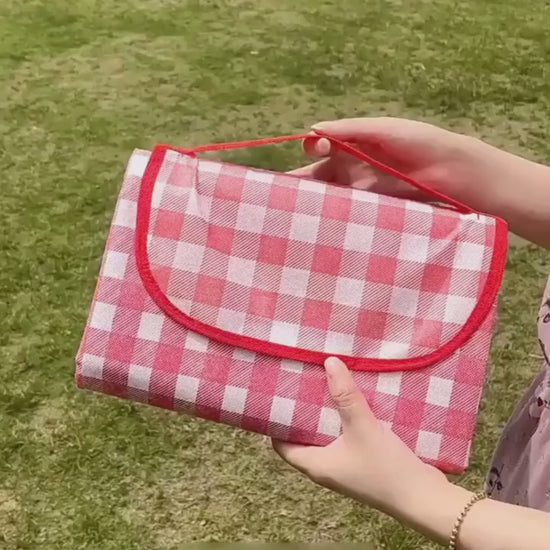 Large Checkered Picnic Blanket — 200 × 200 cm — video preview